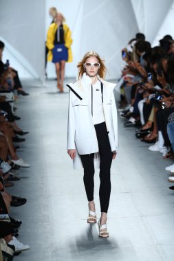 model mercedes-benz moda haftası sırasında lacoste pist yürür