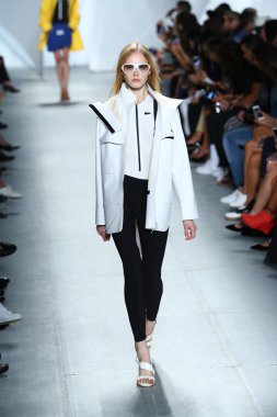 model mercedes-benz moda haftası sırasında lacoste pist yürür