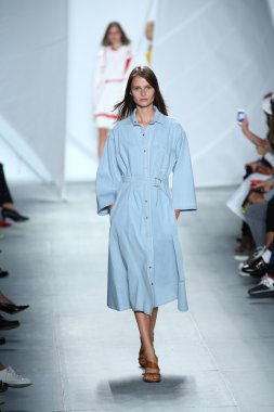 model mercedes-benz moda haftası sırasında lacoste pist yürür