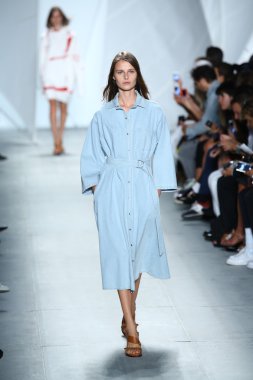 model mercedes-benz moda haftası sırasında lacoste pist yürür