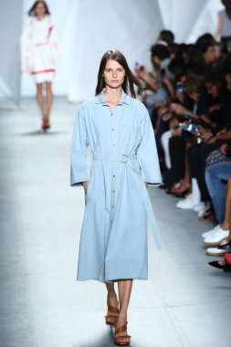 model mercedes-benz moda haftası sırasında lacoste pist yürür