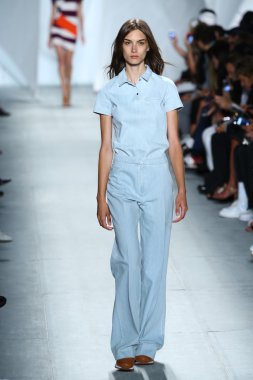 model mercedes-benz moda haftası sırasında lacoste pist yürür