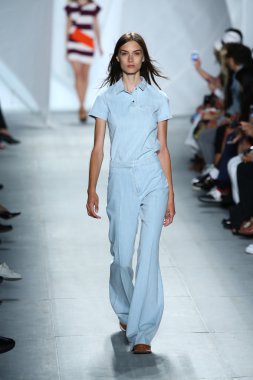 model mercedes-benz moda haftası sırasında lacoste pist yürür