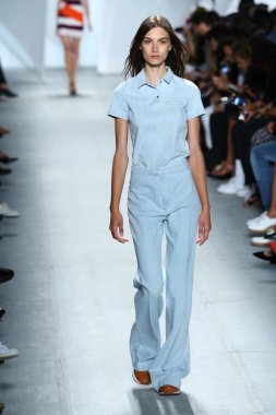 model mercedes-benz moda haftası sırasında lacoste pist yürür