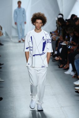 model mercedes-benz moda haftası sırasında lacoste pist yürür