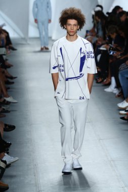 model mercedes-benz moda haftası sırasında lacoste pist yürür