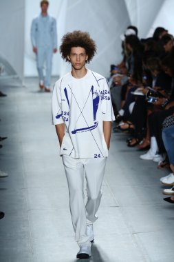 model mercedes-benz moda haftası sırasında lacoste pist yürür