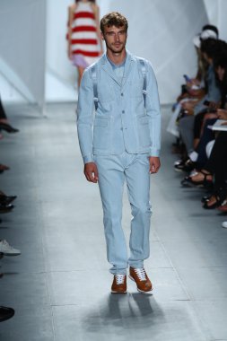 model mercedes-benz moda haftası sırasında lacoste pist yürür