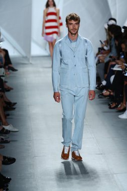 model mercedes-benz moda haftası sırasında lacoste pist yürür