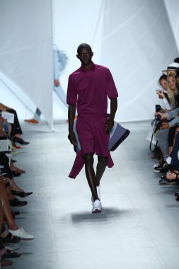 model mercedes-benz moda haftası sırasında lacoste pist yürür