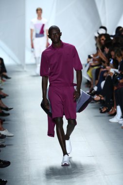 model mercedes-benz moda haftası sırasında lacoste pist yürür