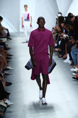 model mercedes-benz moda haftası sırasında lacoste pist yürür