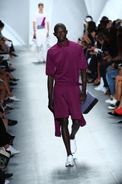 model mercedes-benz moda haftası sırasında lacoste pist yürür