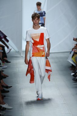 model mercedes-benz moda haftası sırasında lacoste pist yürür