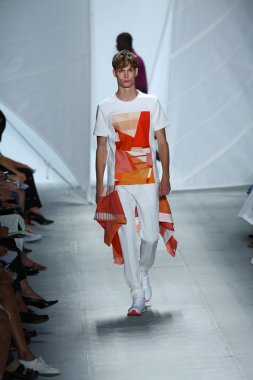 model mercedes-benz moda haftası sırasında lacoste pist yürür