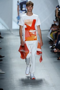 model mercedes-benz moda haftası sırasında lacoste pist yürür