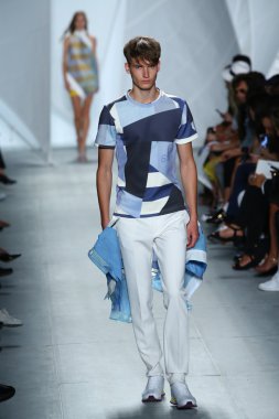 model mercedes-benz moda haftası sırasında lacoste pist yürür