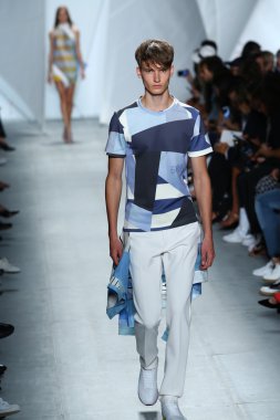 model mercedes-benz moda haftası sırasında lacoste pist yürür