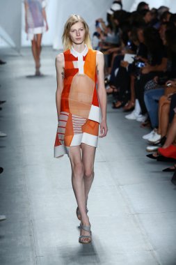 model mercedes-benz moda haftası sırasında lacoste pist yürür