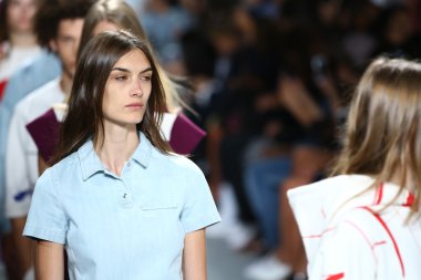 modelleri lacoste pist final yürümek