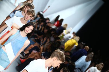 modelleri lacoste pist final yürümek