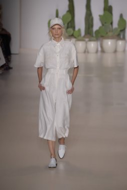 model mara pist yürür hoffman 2015 ilkbahar-yaz koleksiyonu