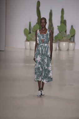 model mara pist yürür hoffman 2015 ilkbahar-yaz koleksiyonu