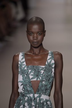 model mara pist yürür hoffman 2015 ilkbahar-yaz koleksiyonu