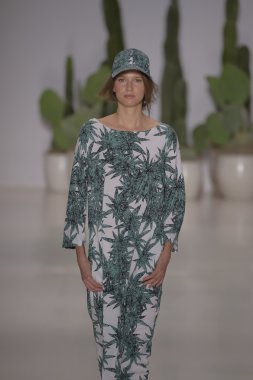 model mara pist yürür hoffman 2015 ilkbahar-yaz koleksiyonu