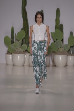 model mara pist yürür hoffman 2015 ilkbahar-yaz koleksiyonu