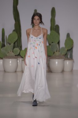 model mara pist yürür hoffman ilkbahar-yaz 2015 collectio