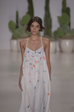 model mara pist yürür hoffman ilkbahar-yaz 2015 collectio