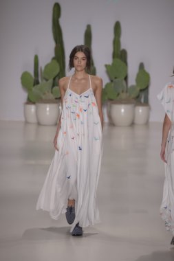 model mara pist yürür hoffman ilkbahar-yaz 2015 collectio