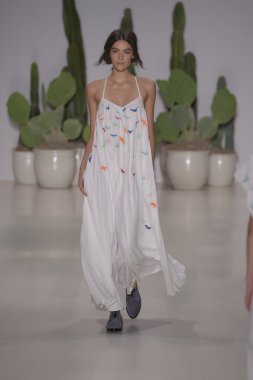 model mara pist yürür hoffman ilkbahar-yaz 2015 collectio