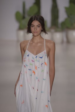 model mara pist yürür hoffman ilkbahar-yaz 2015 collectio