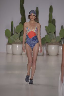 model mara pist yürür hoffman 2015 ilkbahar-yaz koleksiyonu