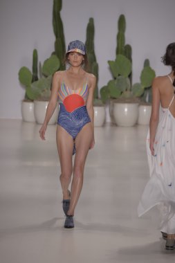 model mara pist yürür hoffman 2015 ilkbahar-yaz koleksiyonu