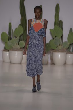 model mara pist yürür hoffman ilkbahar-yaz 2015 collectio