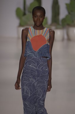 model mara pist yürür hoffman ilkbahar-yaz 2015 collectio