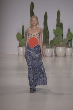 model mara pist yürür hoffman ilkbahar-yaz 2015 collectio