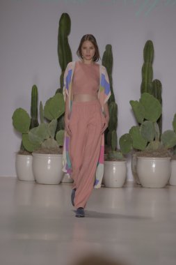 model mara pist yürür hoffman 2015 ilkbahar-yaz koleksiyonu