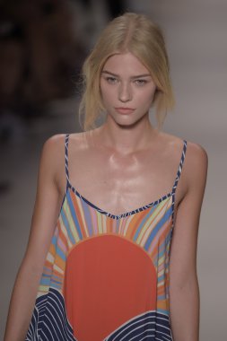 model mara pist yürür hoffman ilkbahar-yaz 2015 collectio