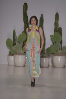 model mara pist yürür hoffman ilkbahar-yaz 2015 collectio