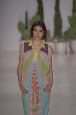 model mara pist yürür hoffman ilkbahar-yaz 2015 collectio