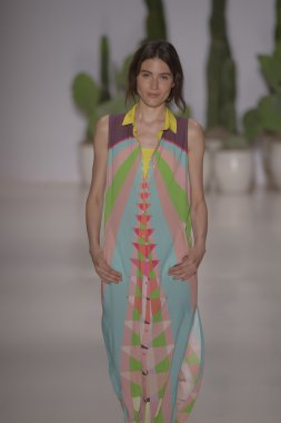 model mara pist yürür hoffman ilkbahar-yaz 2015 collectio