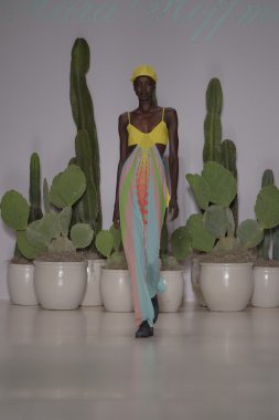 model mara pist yürür hoffman ilkbahar-yaz 2015 collectio