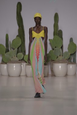 model mara pist yürür hoffman ilkbahar-yaz 2015 collectio