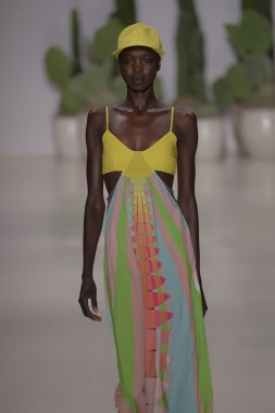 model mara pist yürür hoffman ilkbahar-yaz 2015 collectio