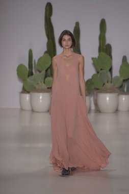 model mara pist yürür hoffman ilkbahar-yaz 2015 collectio