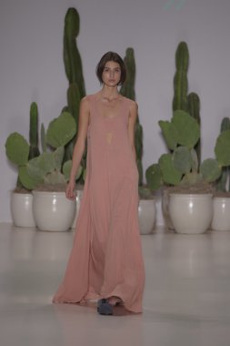 model mara pist yürür hoffman ilkbahar-yaz 2015 collectio